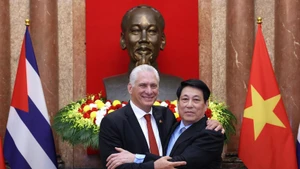 State President Luong Cuong (R) and First Secretary of the Communist Party of Cuba Central Committee and President of Cuba Miguel Díaz-Canel Bermúdez at their meeting in Ha Noi on September 1, 2025. (Photo: VNA)