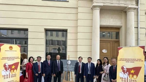 Vietnamese Ambassador to France Dinh Toan Thang (4th from left) at the ceremony to reinstate the memorial plaque to President Ho Chi Minh in the southern port city of Marseille. (Photo: VNA)