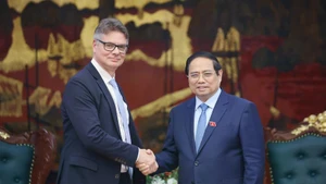 Prime Minister Pham Minh Chinh (R) welcomes Antoine Colin, HP Senior Vice President for Global Supply Chain Digital Transformation & Resilience (Photo: VNA)