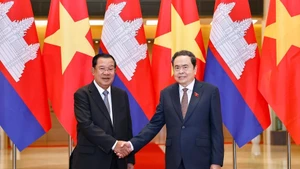 NA Chairman Tran Thanh Man (R) and CPP President and Senate President Hun Sen (Photo: VNA)