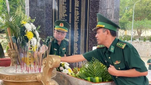 Officers and soldiers of the An Thoi Port Border Post offer incense in memory of fallen heroes at the historical site of the Phu Quoc Prison.