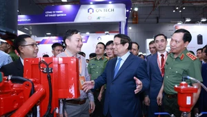 PM Pham Minh Chinh visits the Secutech+ Viet Nam exhibition. (Photo: VNA)