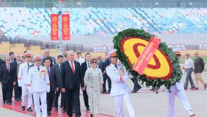 First Secretary of the Communist Party of Cuba Central Committee and President of Cuba Miguel Díaz-Canel Bermúdez and his spouse Lis Cuesta Peraza pay tribute to President Ho Chi Minh on August 31 afternoon. (Photo: VNA)
