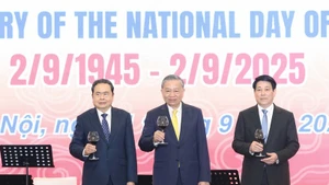 Party General Secretary To Lam (middle), National Assembly Tran Thanh Man (L) and State President Luong Cuong at the banquet (Photo: VNA)