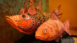 The “Carp Transforming into Dragon” Mid-Autumn lantern made of do paper at the art exhibition “Lam”.