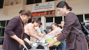 OVs in Laos are preparing meals for patients and disadvantaged people. (Photo: VNA)
