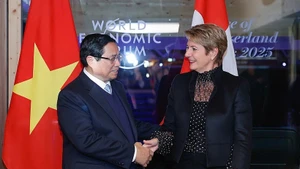 Vietnamese PM Pham Minh Chinh (left) meets with Swiss President Karin Keller-Sutter during his trip to attend the 55th annual meeting of the World Economic Forum in Davos, Switzerland, on January 21, 2025. (Photo: VNA)
