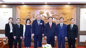 Nguyen Trong Nghia, Politburo member, Secretary of the Communist Party of Viet Nam (CPV) Central Committee, and Chairman of its Commission for Information, Education and Mass Mobilisation (third, right) and the high-ranking delegation of the Communist Party of Uruguay (PCU). (Photo: VNA)