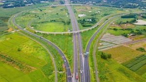 To date, the total length of the national expressway network has nearly reached 2,500 km, helping to increase investment efficiency, reduce logistics costs, and open up new development space.