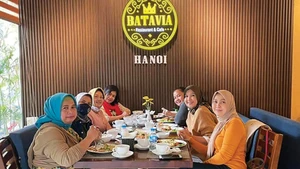 Muslim tourists enjoying cuisine at Batavia Halal Indonesian Restaurant, 116 Ngoc Ha Street, Ba Dinh, Ha Noi. Photo: Topcom