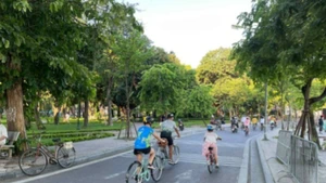 Residents in Ha Noi cycle to support the 7th edition of the "We Cycle" week.