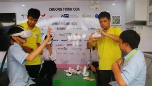 Students in Dong Nai province experience virtual reality of schools in Germany. (Photo: VNA)