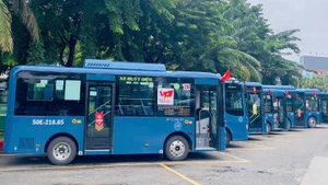 Currently, the city operates 47 electric bus routes with 606 vehicles in service. (Photo: QUY HIEN)