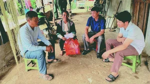 Local leaders of ethnic minority groups remain committed to their communities, regularly informing residents of Party and State policies and laws. (Photo: baolaichau.vn)