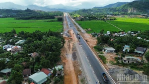 The construction of the Hoa Lien – Tuy Loan expressway is being carried out with maximum mobilisation of manpower and materials to ensure completion in celebration of National Day on September 2. (Photo: nhandan.vn)