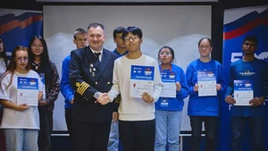 The captain presented certificates of completion of onboard lessons to the contestants.