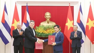 General Secretary of the Communist Party of Viet Nam Central Committee To Lam (R, second row) and First Secretary of the Communist Party of Cuba Central Committee and President of Cuba Miguel Díaz-Canel Bermúdez witness exchange of the minutes of the 42nd session of the Viet Nam–Cuba Intergovernmental Committee on economic and scientific–technical cooperation. (Photo: VNA)