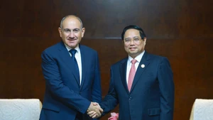 Prime Minister Pham Minh Chinh (R) meets with his Armenian counterpart Nikol Pashinyan on September 1, on the sidelines of the Shanghai Cooperation Organisation (SCO) Summit in Tianjin, China. (Photo: VNA)