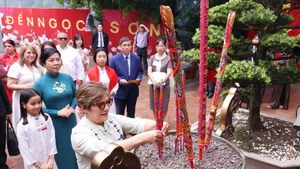 Madam Ngo Phuong Ly and Madam Lis Cuesta Peraza offer incense at Ngoc Son Temple. (Photo: VNA)