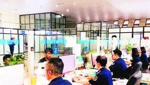 Customs clearance counter at the Inter-Agency Office of Huu Nghi International Border Gate, Lang Son Province. (Photo: nhandan.vn)