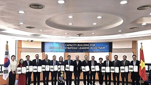 The Vietnamese delegation at the closing ceremony of the training course. (Photo: VNA)