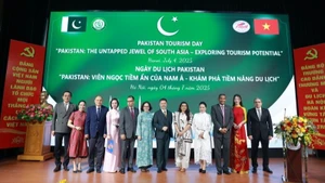 Delegates pose for a commemorative photo at the event. (Photo: nhandan.vn)