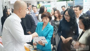 Vietnamese enterprises introduce products with export potential through cross-border e-commerce to delegates and guests. (Photo: TRUNG HUNG)