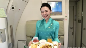 Flight attendants from Vietnam Airlines are offering special in-flight meals featuring Hung Yen egg lychees as part of the airline’s campaign to promote regional cuisine in the air.