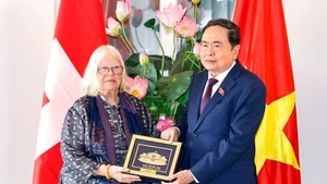 Chairman of the Vietnamese National Assembly Tran Thanh Man (R) presents a gift to President of the Switzerland–Viet Nam Friendship Association Anjuska Marija Weil on July 28. (Photo: VNA)