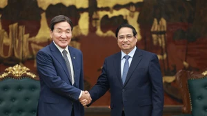 Prime Minister Pham Minh Chinh (R) receives Park Chang-dal, Special Envoy of the RoK President (Photo: VNA)