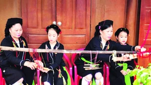 San Diu children are taught by their mothers and grandmothers to weave and embroider traditional costumes by hand. (Photo: nhandan.vn)