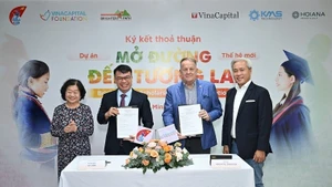 Representatives from the two organisations signed the agreement. (Photo: nhandan.vn)