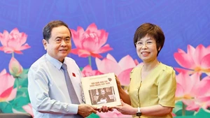 General Director of the Viet Nam News Agency Vu Viet Trang presents National Assembly Chairman Tran Thanh Man with a bilingual photo book titled “100 Years of Viet Nam’s Revolutionary Press (1925–2025),” compiled and published by the News Agency Publishing House. (Photo: VNA)