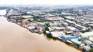 Bien Hoa 1 Industrial Park, located next to the Dong Nai River, poses a serious environmental risk. (Photo: nhandan.vn)