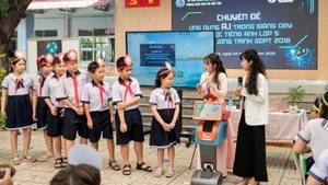 The topic “AI application in teaching and learning English for Grade 5 students” at Truong Dinh Primary School, District 12, Ho Chi Minh City. (Photo: XUAN QUY)