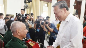 Party General Secretary To Lam presents gifts to war veterans at Thuan Thanh Wounded Veteran Nursing Centre in Bac Ninh province on July 15. (Photo: VNA)