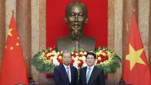 State President Luong Cuong (R) and Zhao Leji, member of the Standing Committee of the Political Bureau of the Communist Party of China (CPC) Central Committee and Chairman of the Standing Committee of the National People’s Congress (NPC) of China, in Ha Noi on September 1 (Photo: VNA)