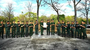 Leaders of the Dak Lak Border Guard Command visit and present gifts to the border protection police under the Mondulkiri Provincial Police in the border area.