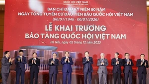 From right: National Assembly (NA) Chairman Tran Thanh Man (5th), former Party General Secretary Nong Duc Manh (6th), former NA Chairman Nguyen Sinh Hung (7th), and others perform the inauguration ritual of the NA museum in Ha Noi on December 2. (Photo: VNA)