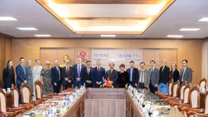 Signing ceremony between leading Australian universities and the Department of International Cooperation, Ministry of Education and Training of Viet Nam, under Project 89 on enhancing the capacity of academic staff and managers at higher education institutions. (Photo: The Australian Embassy in Viet Nam)