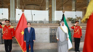 Kuwait’s Prime Minister Sheikh Ahmad Abdullah Al-Ahmad Al-Sabah (right) hosts a welcome ceremony for visiting Vietnamese Prime Minister Pham Minh Chinh on November 17. (Photo: VNA)