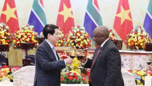 State President Luong Cuong (left) hosts a banquet for his South African counterpart Matamela Cyril Ramaphosa in Ha Noi on October 23, 2025 (Photo: VNA)