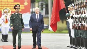 Minister of National Defence Phan Van Giang and Turkish Minister of National Defence Yasar Guler review the honour guard. (Photo: THE DAI)