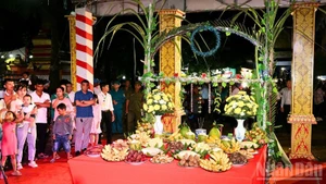The ritual of the Moon Offering Ceremony of the Khmer community in southern Viet Nam at Kh’Leang Pagoda, Soc Trang Ward, Can Tho City.