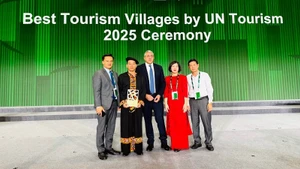 Representatives from the Department of Culture, Sports and Tourism of Tuyen Quang Province and residents of Lo Lo Chai Village, Lung Cu Commune, proudly received the title of Best Tourism Village in the World 2025.