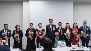 Vietnamese Ambassador to Japan Pham Quang Hieu (centre) presents flowers to congratulate the new Executive Board of the Viet Nam Business Association in Japan. (Photo: VNA)