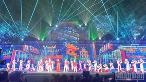 The closing art performance of the first World Culture Festival in Ha Noi.