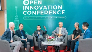 Experts are participating in a panel discussion on open innovation in the semiconductor industry in emerging markets.