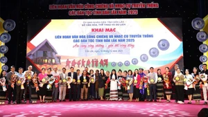 Leaders of the Dak Lak Provincial Department of Culture, Sports and Tourism present flowers and emblems to participating delegations.