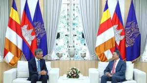 Vietnamese Ambassador to Cambodia Nguyen Minh Vu (L) and Cambodian Deputy Prime Minister and First Vice Chairman of the Council for the Development of Cambodia Sun Chanthol (Photo: VNA)